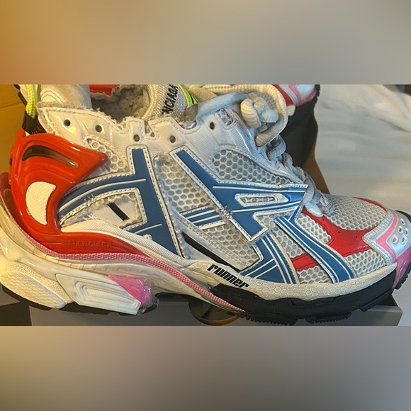 Women Authentic Balenciaga  runners. - Picture 3 of 5